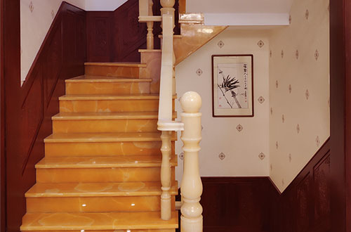 东兴中式别墅室内汉白玉石楼梯的定制安装装饰效果